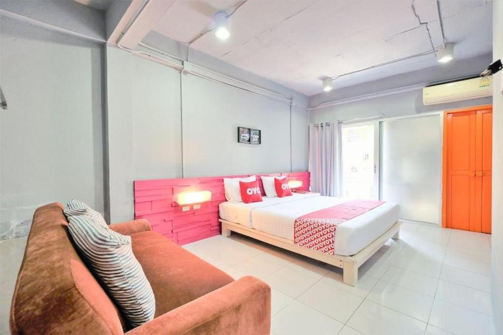 Oyo 292 The Oddy Hip Hotel Patong Exterior photo