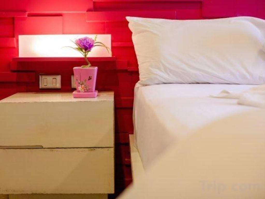 Oyo 292 The Oddy Hip Hotel Patong Exterior photo