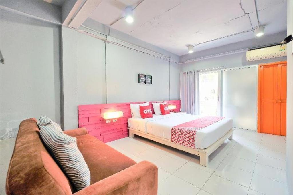 Oyo 292 The Oddy Hip Hotel Patong Exterior photo