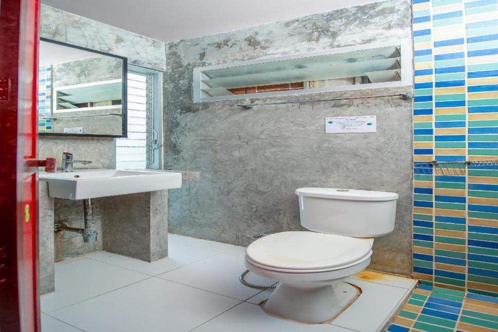 Oyo 292 The Oddy Hip Hotel Patong Exterior photo